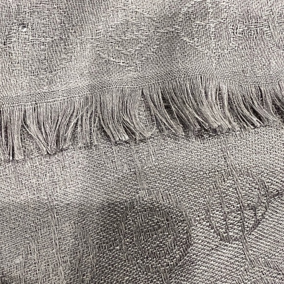 Henri Bendel Scarf. 87x36 Rare iridescent writing with jewels on entire scarf. - Picture 9 of 10